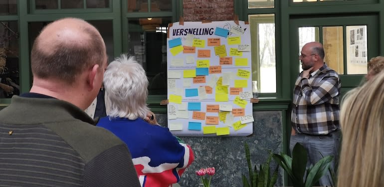 Deelnemers aan een sessie over de toekomst van de zorg werken met de ToekomstDriehoek. 