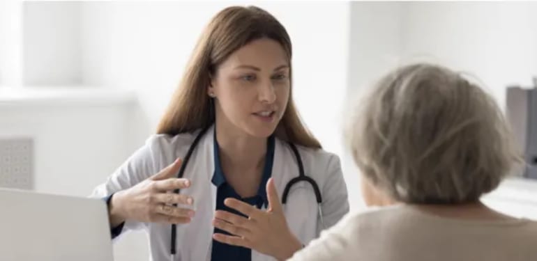 Foto van Fleur Visser in gesprek met een oudere mevrouw