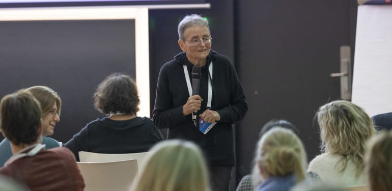 Mirjam vertelt tijdens de werksessie voor groep bezoekers