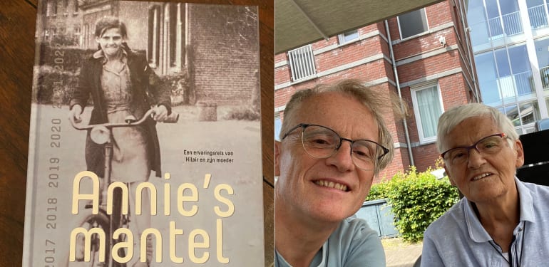 De cover van het boek Annie's mantel en ernaast een foto van de auteur met zijn moeder op een terras.