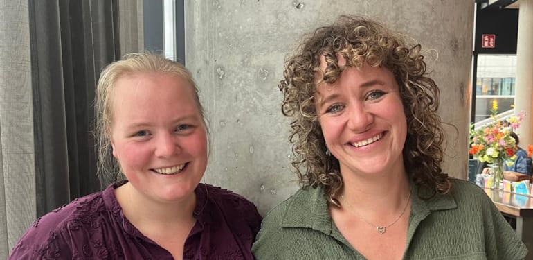 Een foto van de twee wijkverpleegkundigen: Fennine van de Bunt en Amy Zijlstra