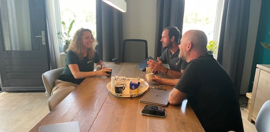 Coördinerend begeleider Sanne in gesprek met collega’s.