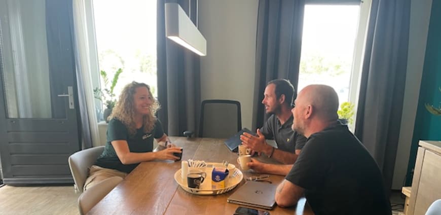 Coördinerend begeleider Sanne in gesprek met collega’s.