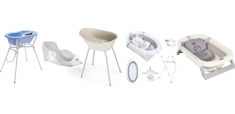 Een babybad op een standaard, een babybadligstoeltje en babybadjes met ligkussens. 