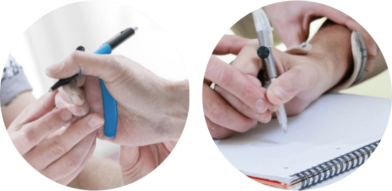 Een blauwe handbeugel met pen om de palm van de hand en een polsbeugel met pen. 