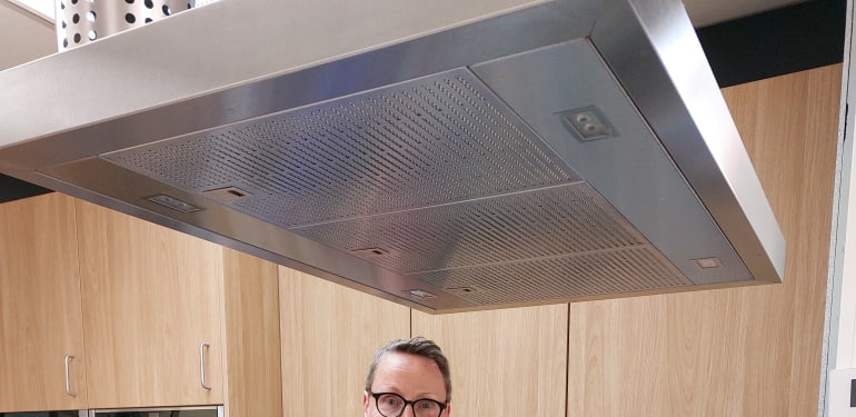 Ellen van Gelder bereidt fingerfood in de keuken.