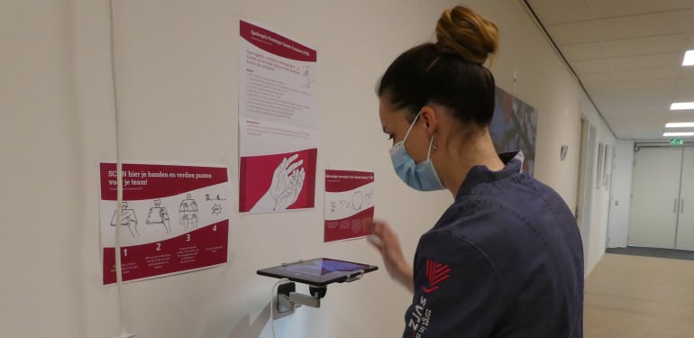 Zorgmedewerker gebruikt handscanner