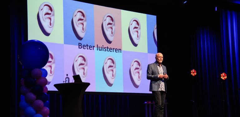 Organisatieadviseur Eric de Blok staat te spreken op het podium van het event