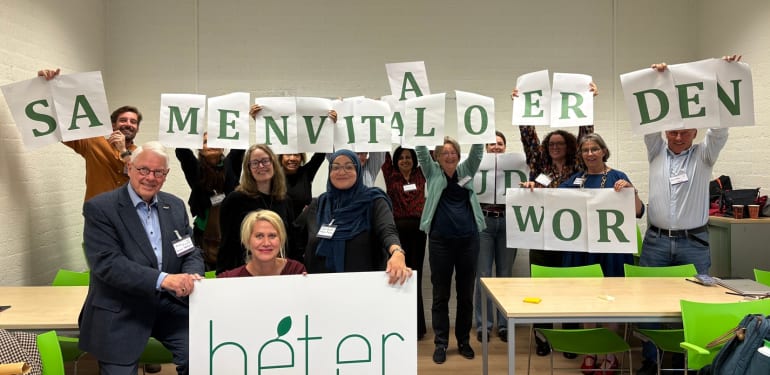 Simon Wiersma en Ellen Willemsen (Senioren Netwerk Nederland) en Marie-Louise Kok en Zohra Bourik (Leyden Academy) vertegenwoordigen de nieuwe partners van BeterOud. Op de achtergrond vertegenwoordigers van de andere partners van BeterOud.