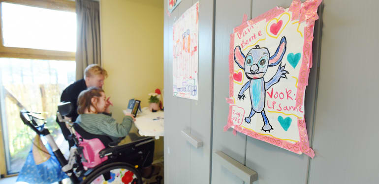 Interieur van de flexwoning met vrolijke tekeningen op kast