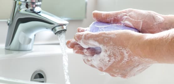 Het kan niet vaak genoeg gezegd worden: handhygiëne is het allerbelangrijkste als het gaat om voorkomen van besmetting met ziekteverwekkers. Dit betekent je handen reinigen op de juiste manier en op de juiste momenten.