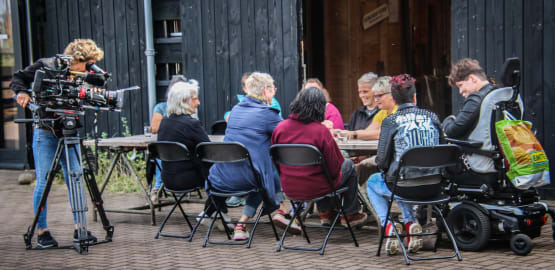 groep-mensen-zittend-aan-een-tafel.jpg